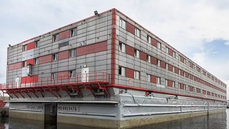 Приютяват около 500 мигранти на гигантски шлеп
