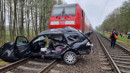 Влак удари автомобил на жп прелез край Хановер