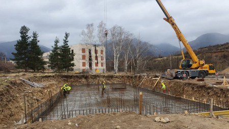 Бетонна плоча уби днес работник на строежа на новия затвор край Дупница