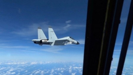 Китайски изтребител направи опасна маневра пред американски самолет