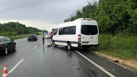 Осем души се озоваха в болница след като микробус катастрофира край Шумен