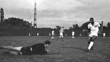 От София през 1959 г. започва европейското турне на бразилския отбор „Сантос“, в който играе 18-годишният Пеле