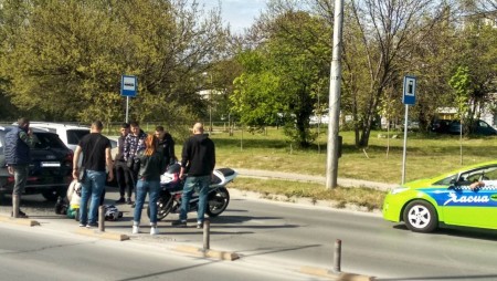 Лека кола блъсна моторист на булевард „Сливница“