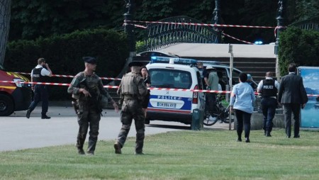 Във Франция мъж, говорещ на английски и въоръжен с нож, наръга шест дечица
