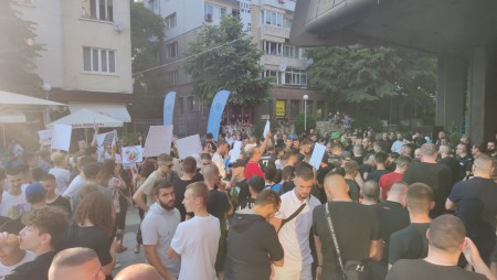 Във Варна протестираха срещу филма „Близо“
