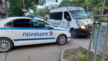 През изминалото денонощие 32 души са пострадали при 21 катастрофи в страната