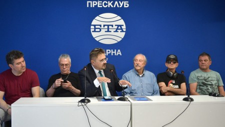 Кирил Маричков е бил за пръв път на варненска сцена с „Бъндараците“, Дони пял в „Златни пясъци“ на 4-годишна възраст