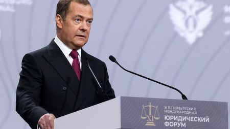Медведев: Москва може вече да унищожава подводните комуникационни кабели на враговете си