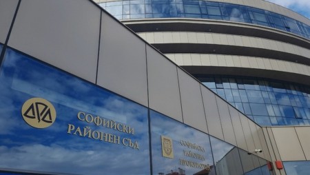 Разлепиха некролози на жив съдия