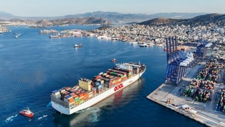 Най-големият контейнеровоз в света „OOCL Piraeus“ пристигна в Гърция