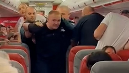 Самолет кацна аварийно на летище София заради пиян британец