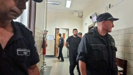 Вкараха отново в ареста мъжът, обезобразил 18-годишно момиче в Стара Загора