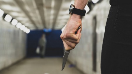 Турчин намушка с нож съпруга на любовницата си във Варна