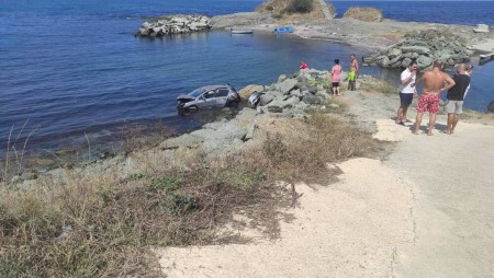 Лека кола цамбурна в морето