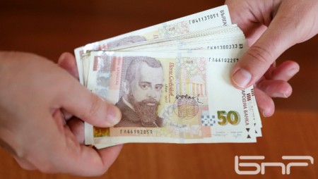 Във Варна хванаха икономически полицай с 8000 лева подкуп