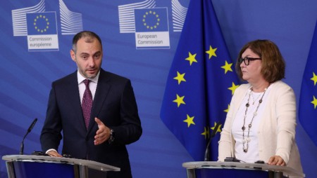 Еврокомисар: България е силно ангажирана с износа на украинско зърно