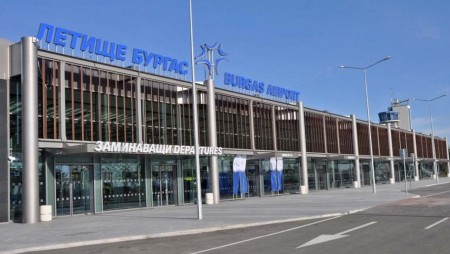 Подадоха сигнал за бомба на Летище Бургас, мъж чул тиктакане от раницата на жена