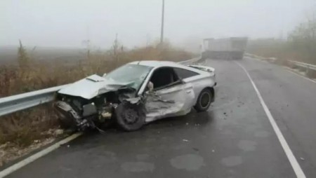 Млад шофьор при изпреварване се удари в товарен автомобил
