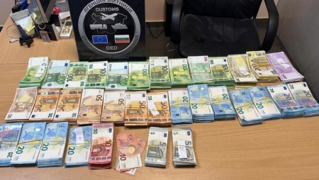 В хладилник на микробус откриха злато и валута за над 350 000 лв.