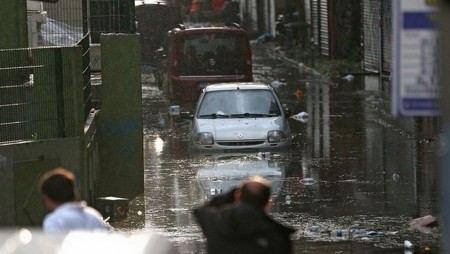 Порои и наводнения в Турция, десетки полети са отменени