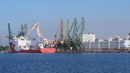 Зърно пламна на пристанището във Варна