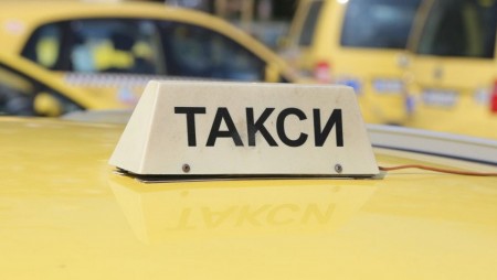 Такси вкара пешеходец в болница