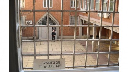 Закопчаха с подкуп надзирател от варненския затвор
