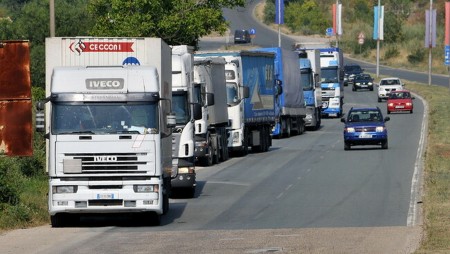 Апаши изпразнили резервоарите на тир, докато шофьорът му спял