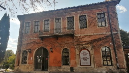 Местят изложба за Народните будители от площад „Независимост“ в Музея за нова история на Варна