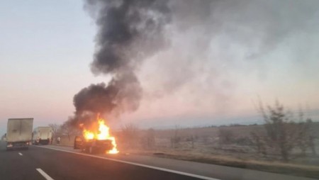 На магистрала „Тракия“ шофьори станаха свидетели на горящ автомобил
