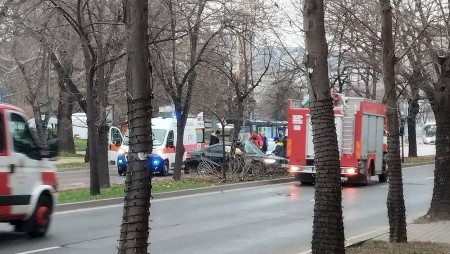 Дрогиран шофьор катастрофира пред сградата на Община Варна