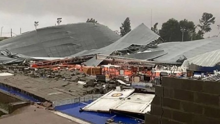 Буря събори покрива на спортен клуб и уби 13 души