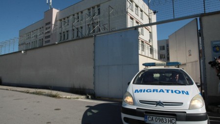 Варненски туристи изживяха кошмар заради мигрант под автобуса им