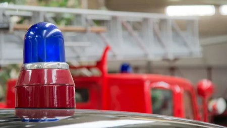 Мъж пострада при пожар в кола в село Тополи