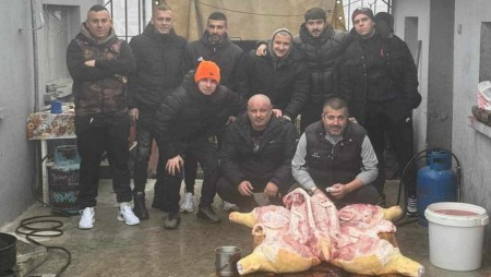 Футболисти от български елитни отбори се събраха за заколването на прасе