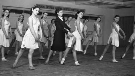 На днешния ден през 1951 г. е открито първото балетно училище в България