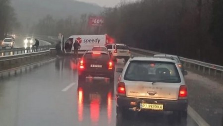 Куриерски бус катастрофира на изхода на Варна