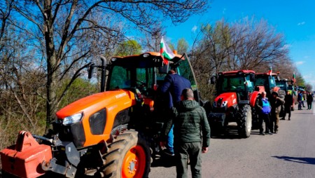 Кои пътища в областта блокират днес земеделците и за колко време?