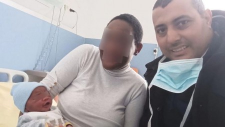 Парижанка кръсти бебето си на непознат, който й помогнал при раждането