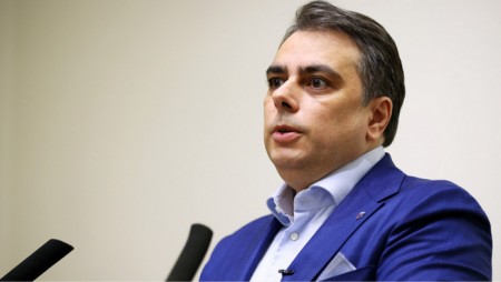 Асен Василев се оказа участник в пътен инцидент