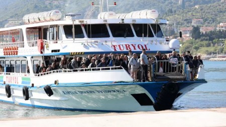 Гръцкият премиер Мицотакис лично посрещна турски туристи на остров Лесбос
