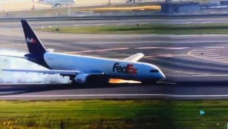 „Боинг 763“ се приземи „по корем“ на летището в Истанбул
