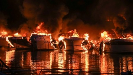 Пожар изпепели 15 яхти в хърватско пристанище