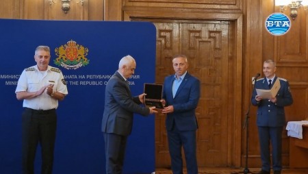 Илиан Илиев бе отличен от служебния министър на отбраната и от началника на отбраната за заслуги в спорта