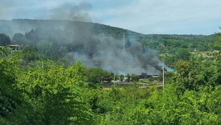 Пожар блокира движението по пътя Ветрино – Провадия