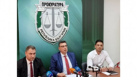 Лидер на банда за разпространение на дрога, е използвал близките си като „параван“