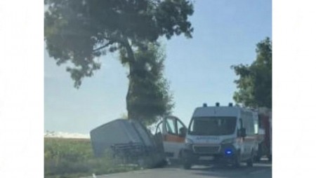 Бус се размаза в дърво на пътя Варна-Добрич