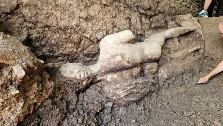 Двуметрова статуя на бога Хермес намериха в района на Петрич