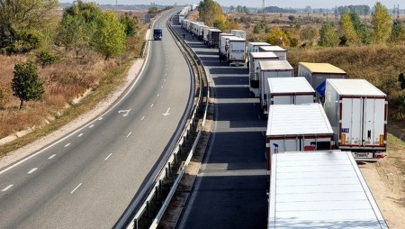 Ограничава се движението за тежкотоварни автомобили в следобедните часове