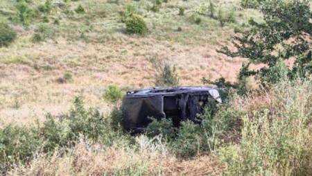 В Шуменско колата на варненец излетя от пътя